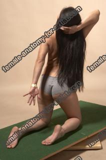 darja kneeling 36