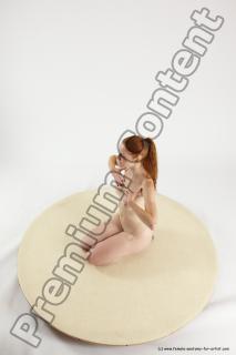 leona kneeling 20a