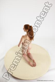 leona kneeling 20a